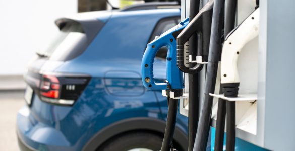 PKW Neuzulassungen 2022 - Elektroautos auf dem Vormarsch, E-Auto an der Ladesäule