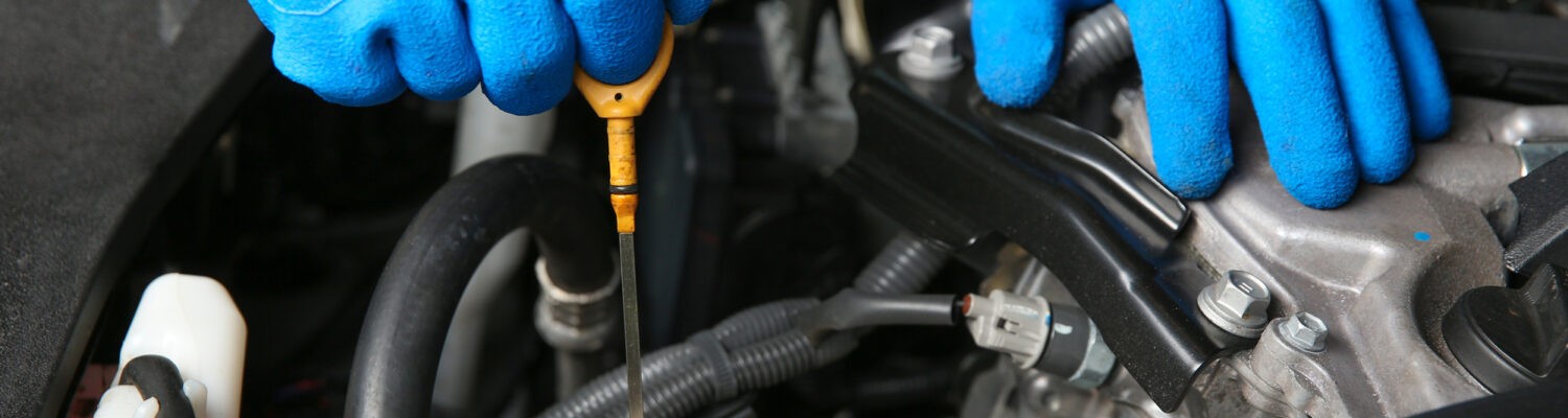 Ölstand messen, Trichter im Einfüllstutzen am PKW Motor
