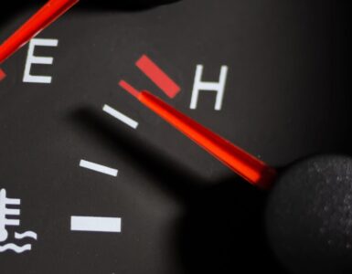 Temperaturanzeige Motor im Auto - Motor überhitzt - Ursachen, Symptome und Lösung