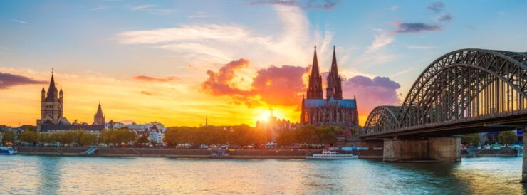 Sonnenuntergang in Köln, Hohenzollernbrücke mit Kölner Dom im Hintergrund, Motorinstandsetzung in Köln