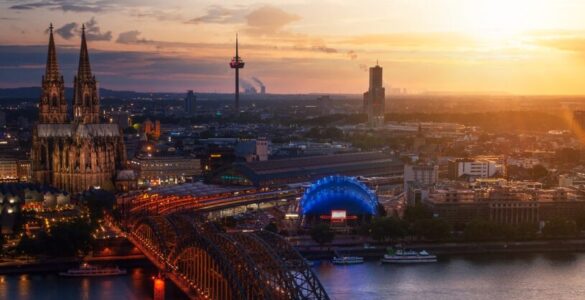 Köln, Rheinufer, Bild bei Sonnenuntergang, Motorinstandsetzung in NRW
