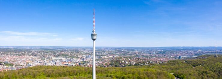 Skyline von Stuttgart, Fernsehturm im Vordergrund, Motorinstandsetzung in Stuttgart